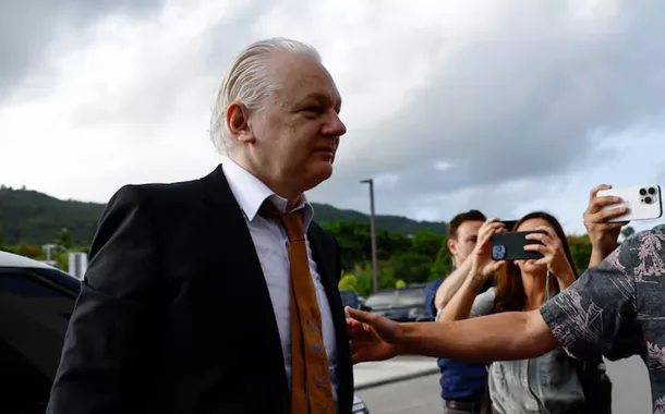 Livre e em casa: Julian Assange desembarca na Austrália (vídeo)