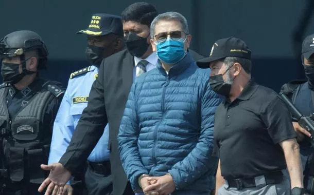 Ex-presidente de Honduras Juan Orlando Hernández é escoltado em Tegucigalpa para ser extraditado aos EUA