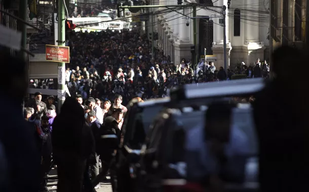 Pessoas se reúnem para manifestar-se depois que o presidente da Bolívia, Luis Arce, denunciou a "mobilização irregular” de algumas unidades do exército do país em La Paz, Bolívia, 26 de junho de 2024