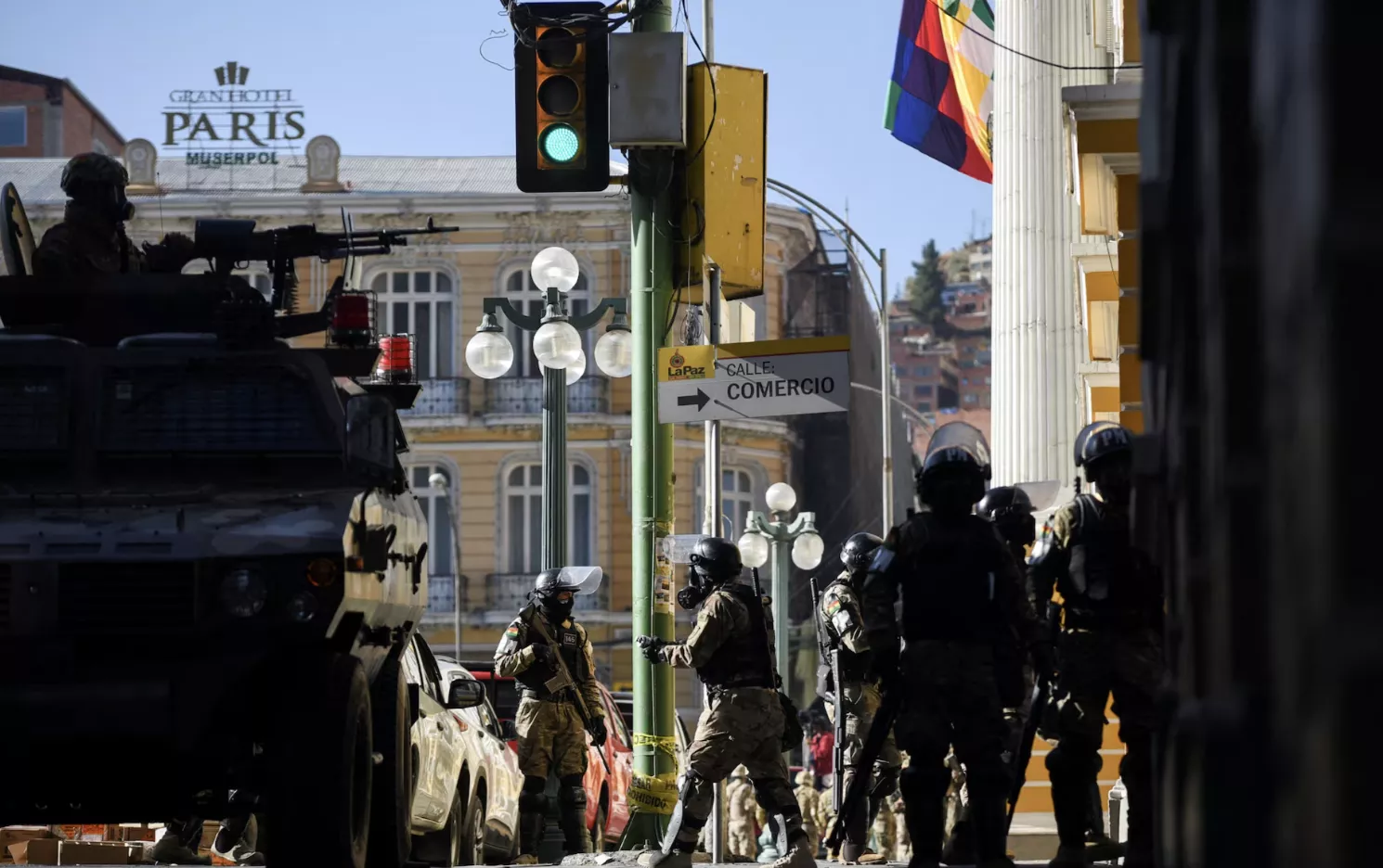 Membros das forças armadas da Bolívia se reúnem ao lado de um veículo militar enquanto o presidente Luis Arce denuncia a "mobilização irregular” de algumas unidades do exército do país em La Paz, Bolívia, em 26 de junho de 2024