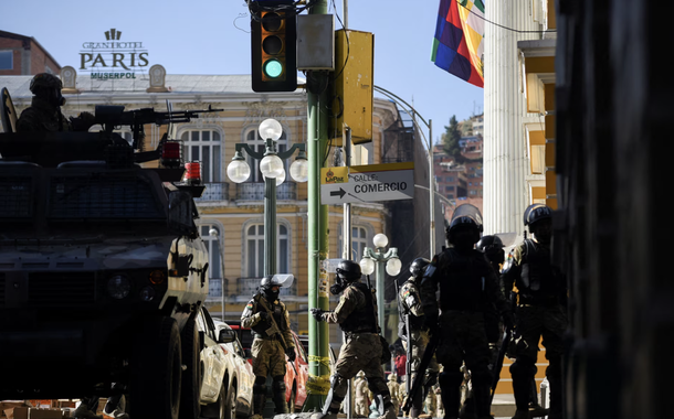 Militares golpistas tentam entrar na sede presidencial da Bolívia