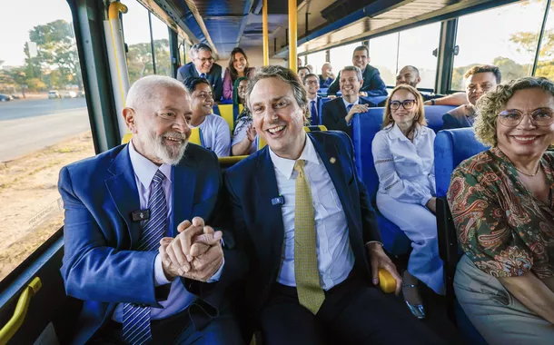 Lula e Camilo Santana em visita à exposição dos primeiros ônibus escolares do Programa Caminho da Escola-Novo PAC