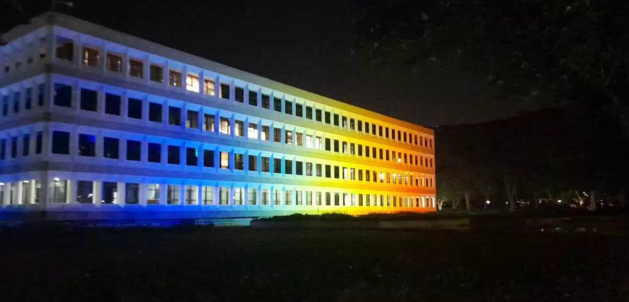 TCU é iluminado com as cores do arco-íris, em solidariedade à causa LGBT