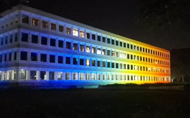 TCU é iluminado com as cores do arco-íris, em solidariedade à causa LGBT