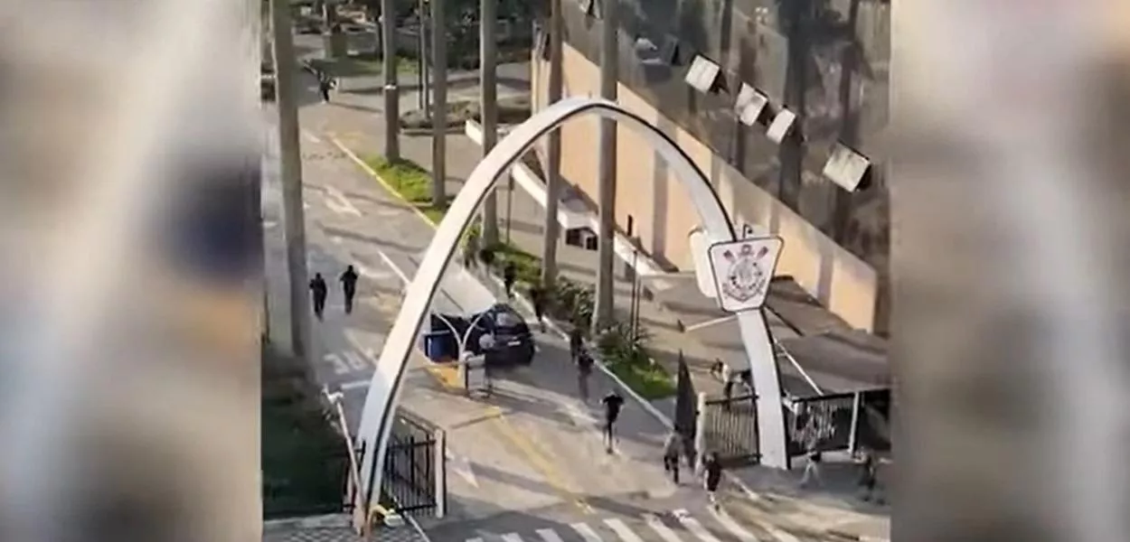 Torcedores invadindo o Parque São Jorge