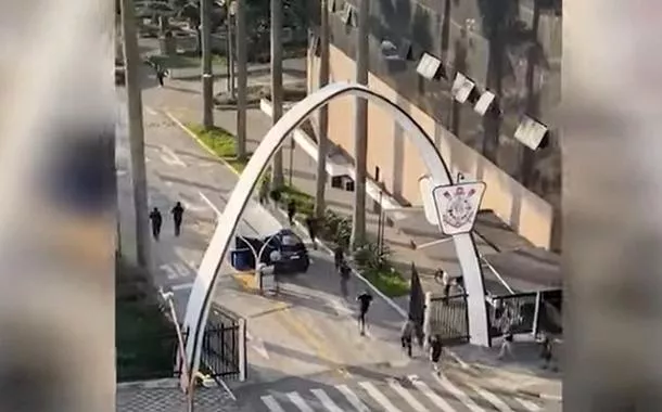 Torcedores invadindo o Parque São Jorge