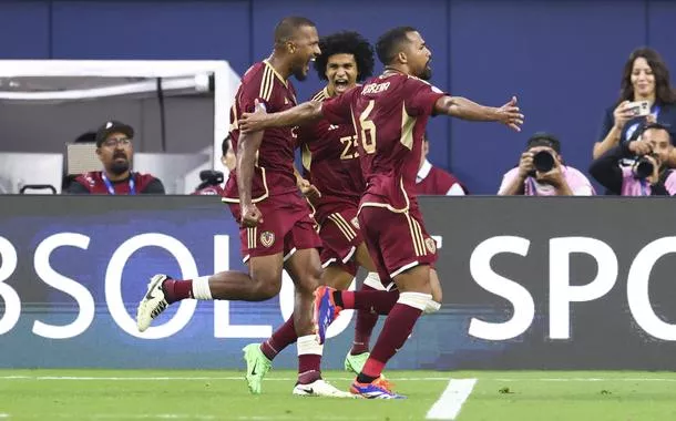 Salomón Rondón celebra gol na Copa América

