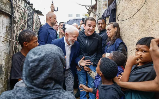 Lula e Eduardo Paes visitam a Comunidade do Aço