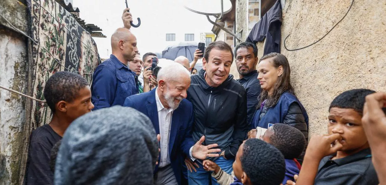 Lula e Eduardo Paes visitam a Comunidade do Aço