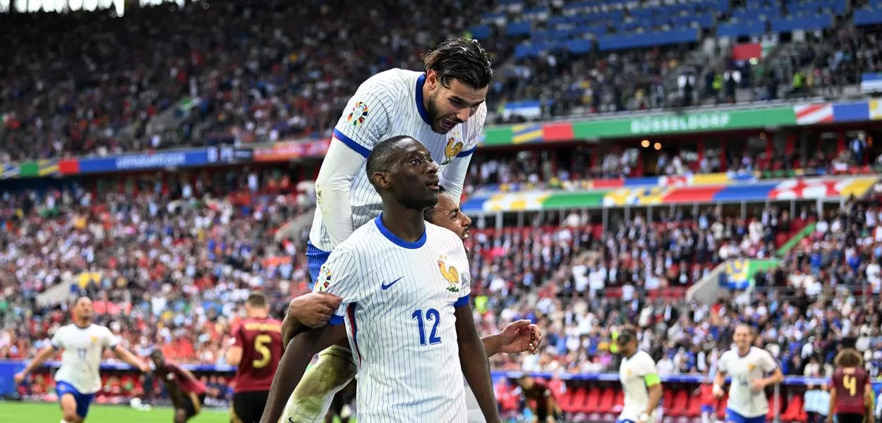 Jogadores franceses comemoram gol da vitória contra a Bélgica
