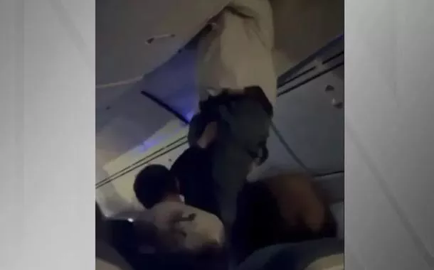 Homem sai de bagageiro após turbulência em voo da Air Europa que fez pouso de emergência no Brasil (vídeo)