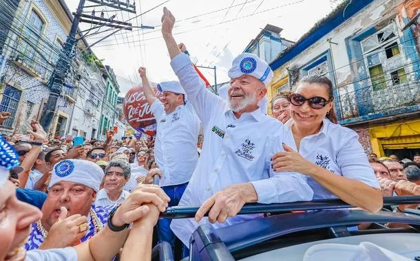 Com turbante dos Filhos de Gandhy, Lula participa das comemorações do 2 de Julho, em Salvador