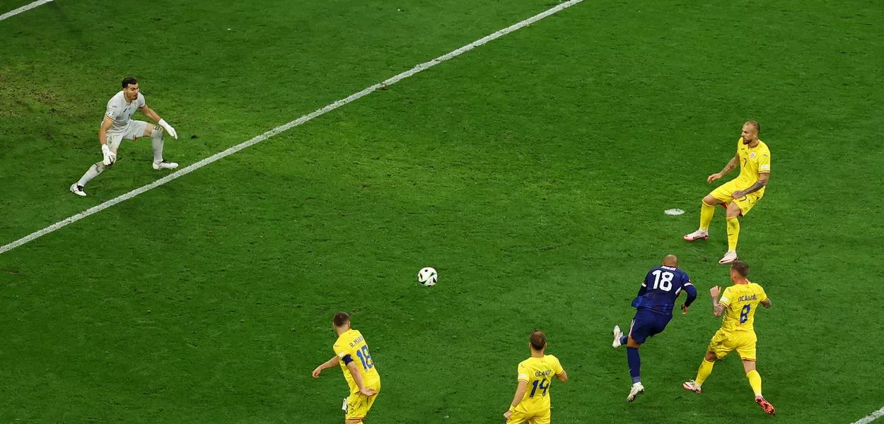 Donyell Malen chuta para marcar seu segundo gol na vitória da Holanda sobre a Romênia
