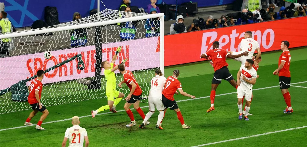 Demiral marca segundo gol da Turquia contra Áustria
