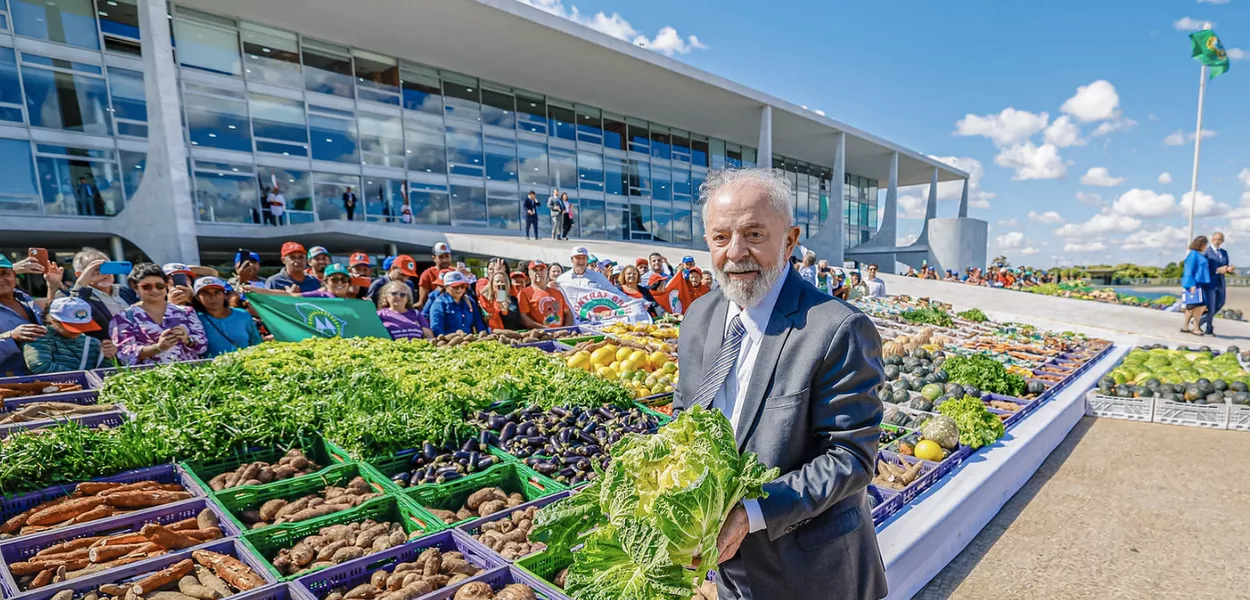 Lula junto com produtos agrícolas