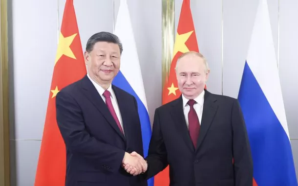 O presidente chinês, Xi Jinping, reúne-se com o presidente russo, Vladimir Putin, antes da 24ª Reunião do Conselho de Chefes de Estado da Organização de Cooperação de Shanghai, em Astana, Cazaquistão, em 3 de julho de 2024