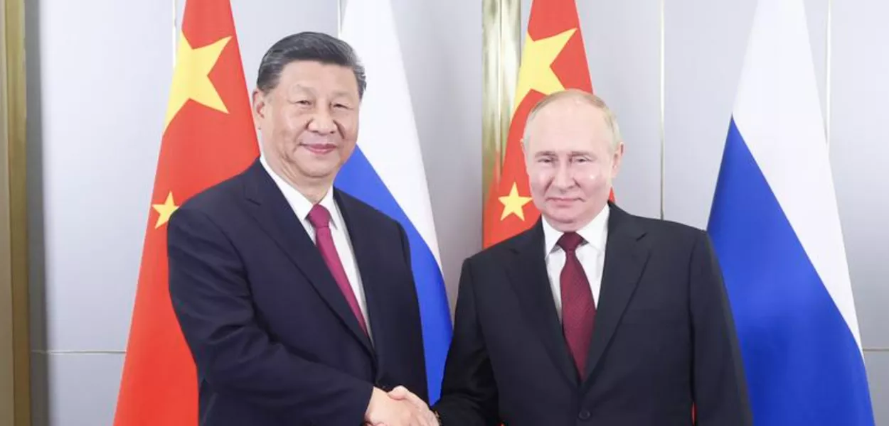 O presidente chinês, Xi Jinping, reúne-se com o presidente russo, Vladimir Putin, antes da 24ª Reunião do Conselho de Chefes de Estado da Organização de Cooperação de Shanghai, em Astana, Cazaquistão, em 3 de julho de 2024