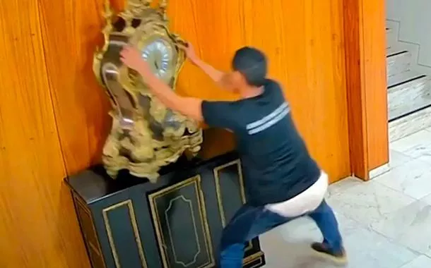 Bolsonarista quebrando relógio no Planalto