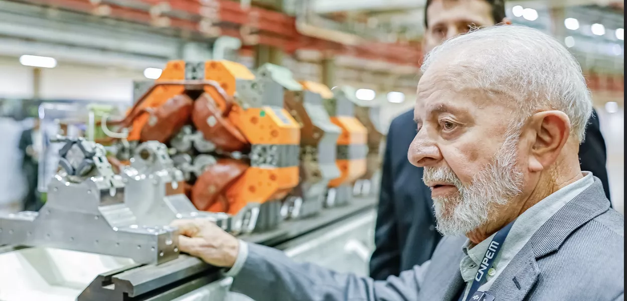 Presidente Luiz Inácio Lula da Silva durante visita às linhas de luz do Sirius no Centro Nacional de Pesquisa em Energia e Materiais (CNPEM), Campinas - SP
