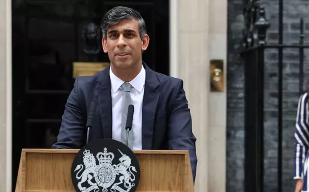 Rishi Sunak ladeado por sua esposa, Akshata Murty