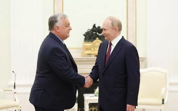 Vladimir Putin cumprimenta Viktor Orbán no Kremlin 
5/7/2024   