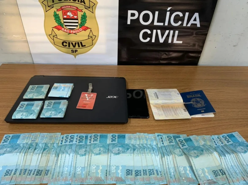 Dinheiro, passaportes e crachá da Embaixada dos EUA: bens do hacker apreendidos pelo delegado Cotait