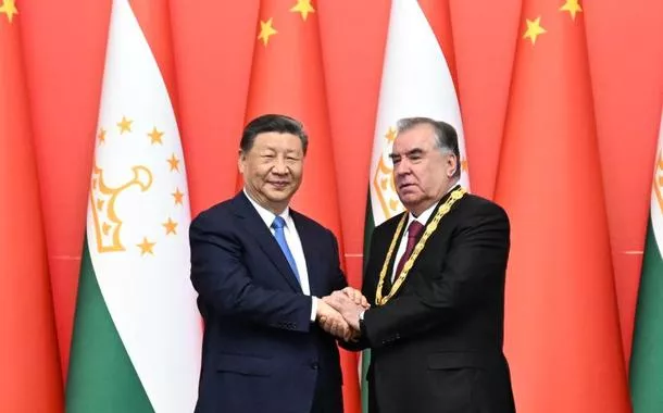 Xi concede ao presidente tadjique Rahmon medalha de amizade da China