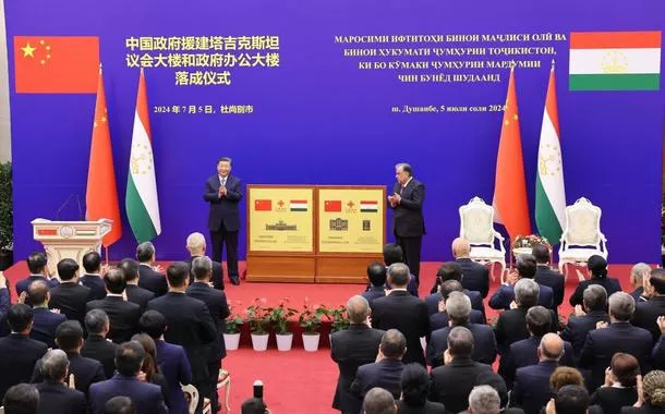 Xi e presidente tadjique Rahmon participam da inauguração de prédios do parlamento e do governo auxiliados pela China