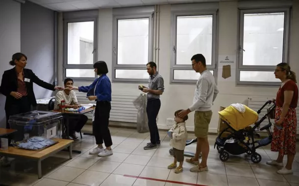 Pessoas votam no segundo turno das eleições francesas 7/7/2024