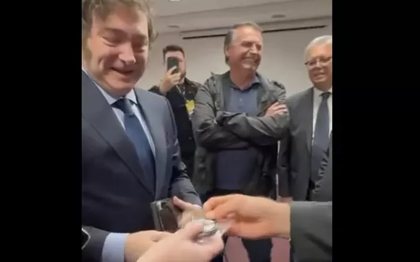 Bolsonaro presenteia Javier Milei com medalha dos 'três is'poker em dinheiro realeventopokerpoker em dinheiro realdinheiro realextrema-direita (vídeo)