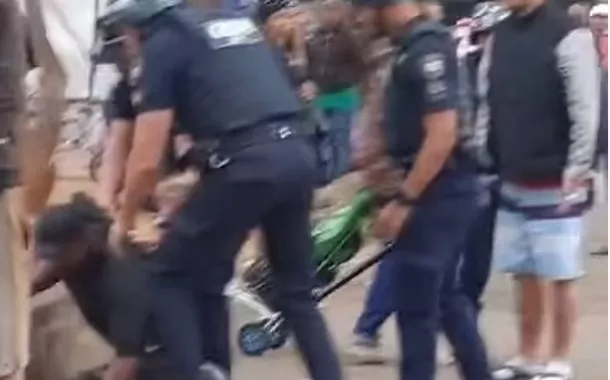 Guardas-civis agridem morador de rua no Centro de São Paulo; Prefeitura promete investigação