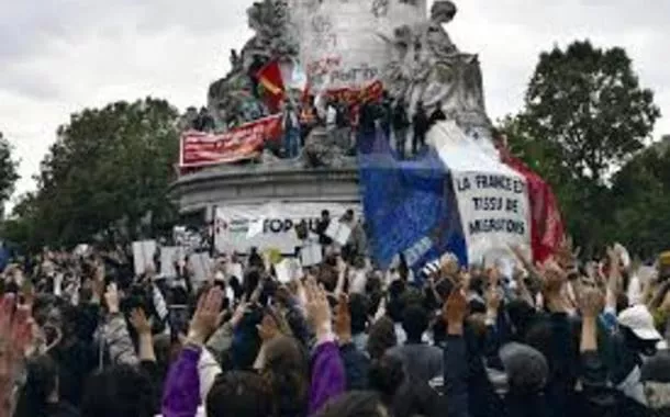 Manifestantes celebram na Praça da Repíblica, Paris, o triunfo eleitoral da esquerda 