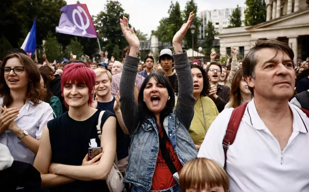 Eleitores celebram vitória da esquerda na França