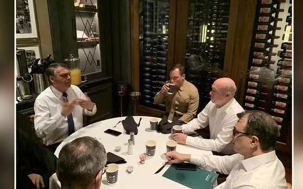 Foto registra encontro quando Bolsonaro recebeu dinheiro por venda ilegalcasino online bet365joias