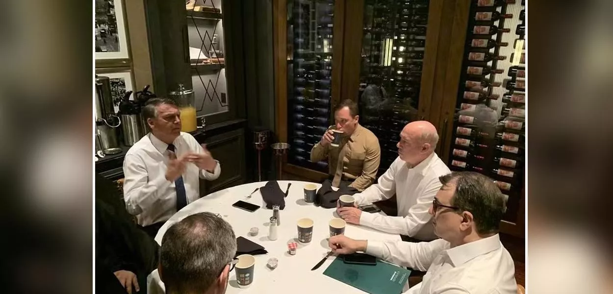 Jair Bolsonaro (blusa branca, à esq.)