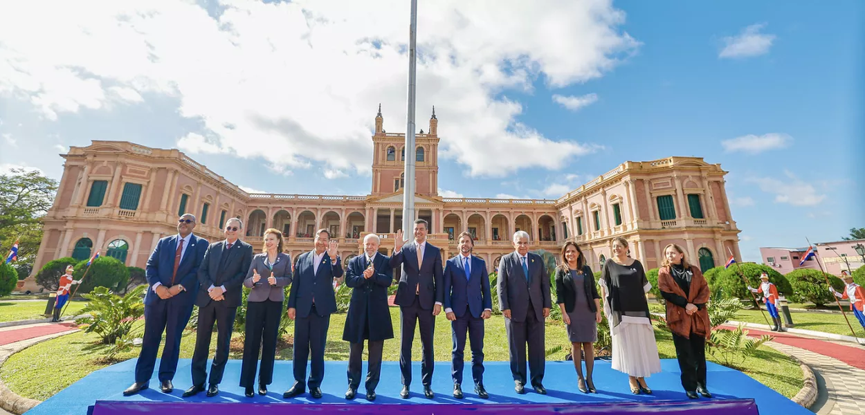 Fotografia oficial dos chefes de delegação dos países membros e Estados Associados do Mercosul