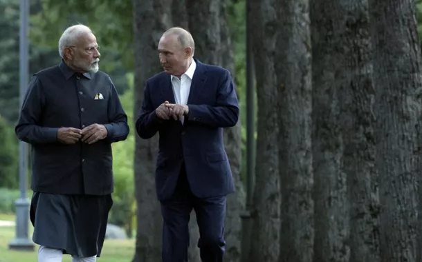 O presidente da Rússia, Vladimir Putin, e o primeiro-ministro da Índia, Narendra Modi, caminham durante sua reunião na residência estatal de Novo-Ogaryovo, perto de Moscou, Rússia, 8 de julho de 2024