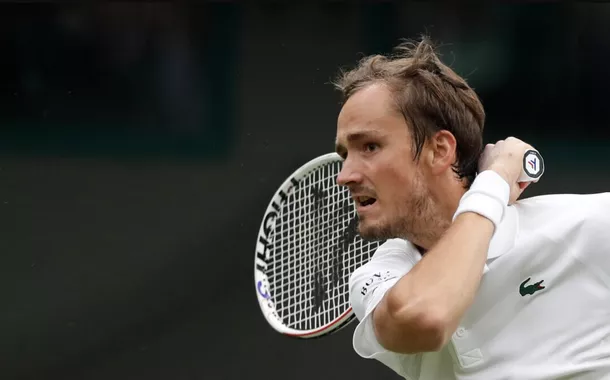 Medvedev derrota Sinner, número 1 do mundo, e avança para as semis em Wimbledon