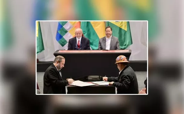 Alexandre Silveira (sentado, à esq) assinando um memorando 