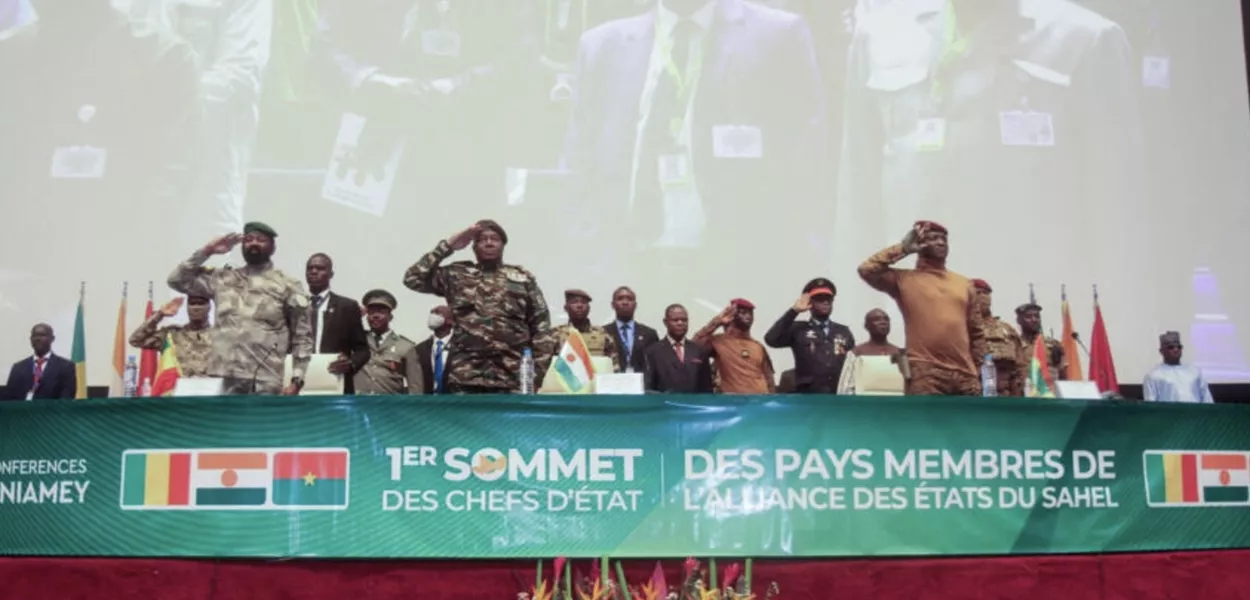 A África Ocidental contemporânea entre revoltas, golpes e revoluções