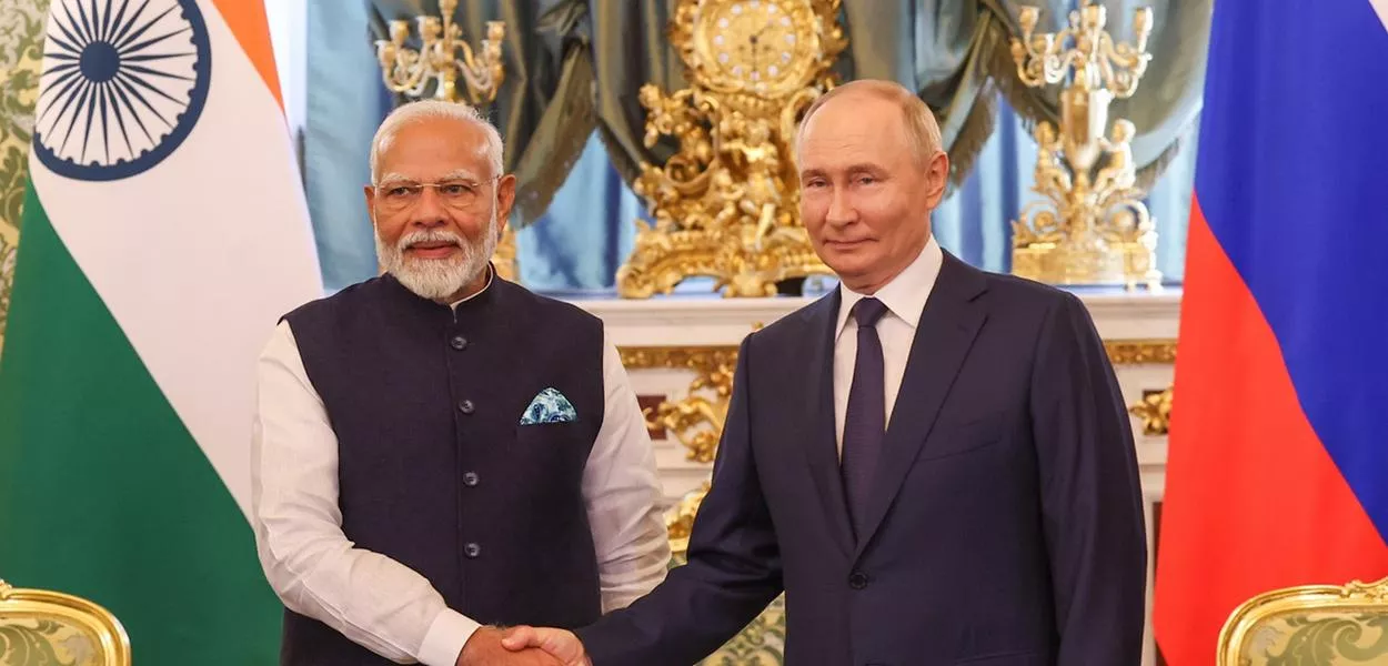 Narendra Modi (à esq.) e Vladimir Putin