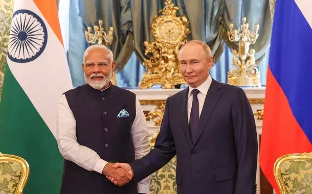 Narendra Modi (à esq.) e Vladimir Putin