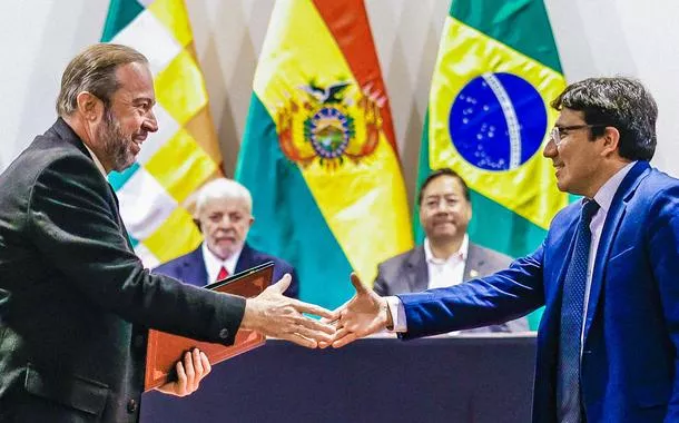 Alexandre Silveira assina acordo na Bolívia