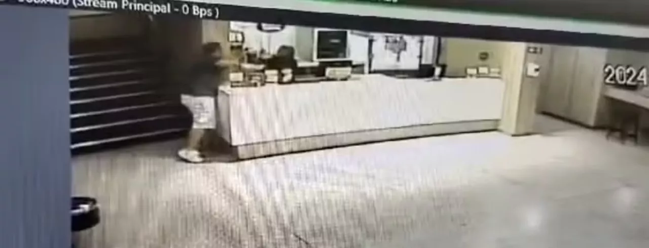 Imagens das cãmeras de segurança mostram o momento em que procurador tenta agredir a funcionária do cinema
