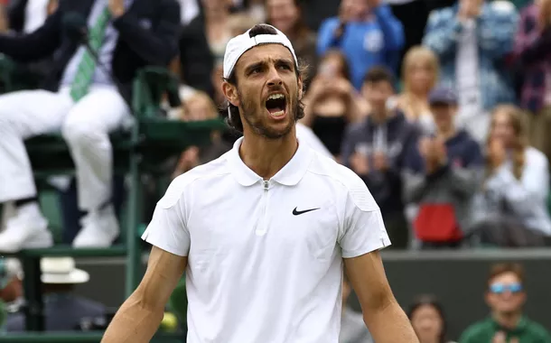 Lorenzo Musetti alcança sua primeira semifinal de Grand Slam em Wimbledon e enfrentará Novak Djokovic