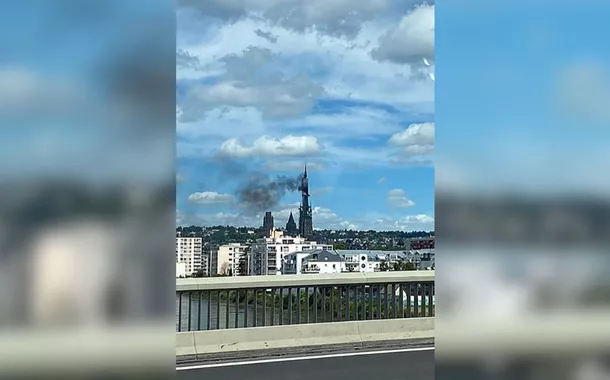 TV francesa mostra incêndio na catedral de Rouen