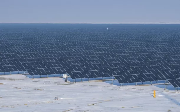 Esta foto tirada em 20 de dezembro de 2023 mostra um projeto de energia fotovoltaica na Região Autônoma Uigur de Xinjiang, no noroeste da China.