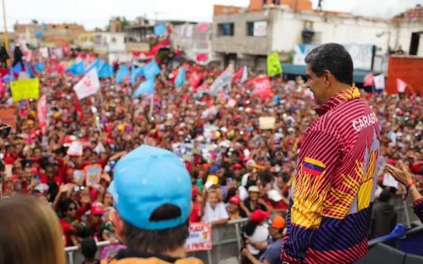 Sorrindo, chefe da campanha de Maduro diz: “Não podemos dar resultados, mas podemos fazer caras”