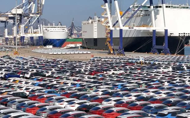 Carros a serem exportados no porto de Yantai, China