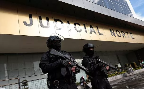 Policiais montam guarda enquanto o julgamento de cinco acusados de envolvimento no assassinato do candidato presidencial anticorrupção equatoriano Fernando Villavicencio, em Quito, Equador